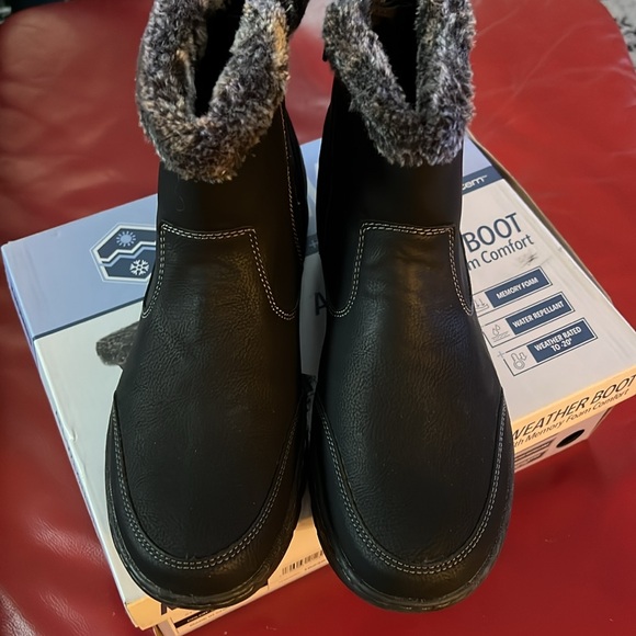 Khombu Shoes - KHOMBU. ALL WEATHER Boot  with memory foam size 10